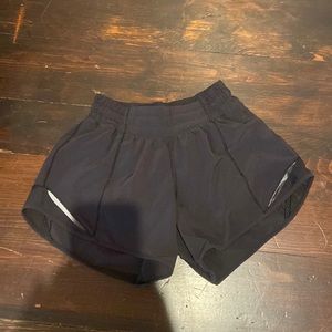 Lululemon Hotty Hot LR Short 4” *Lined——Size 2, Black